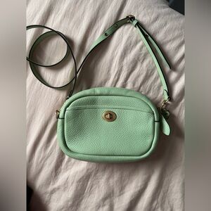 COACH CAMERA BAG IN PISTACHIO.